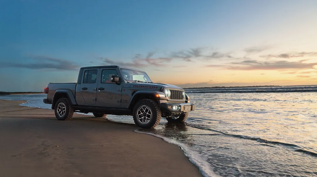 Debajo del capó, la Jeep Gladiator está equipado con el motor Pentastar V6 de 3.6 litros, que genera 280 HP de potencia y 347 Nm de torque.