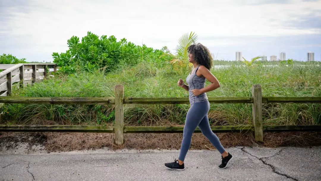 Caminar es un gran ejercicio para la salud.