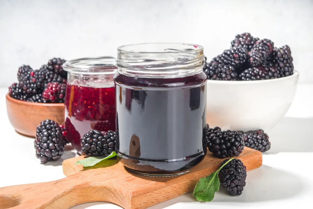 La receta de mermelada de mora no necesita pectina, ya que la fruta contiene su propio espesante natural.