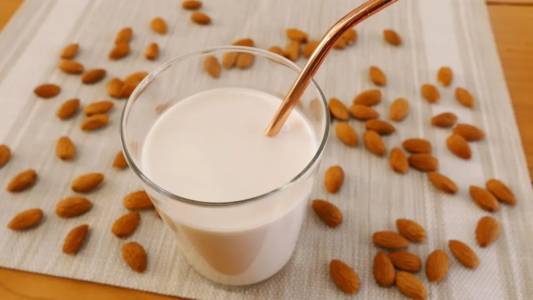 Muchas personas preparan esta receta en verano para usar en bebidas y licuados.
