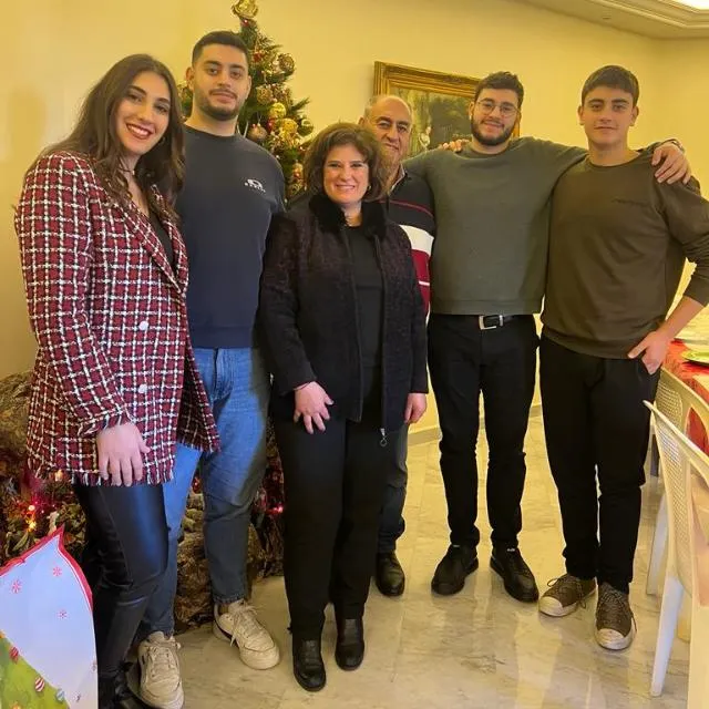 Ibrahim y Lina junto a sus cuatro hijos.