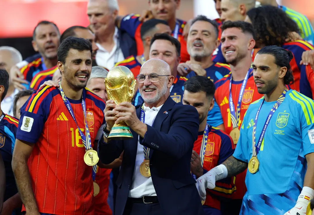 Luis de la Fuente levantó la Copa del Mundo junto a sus jugadores tras el triunfo ante Argentina.
