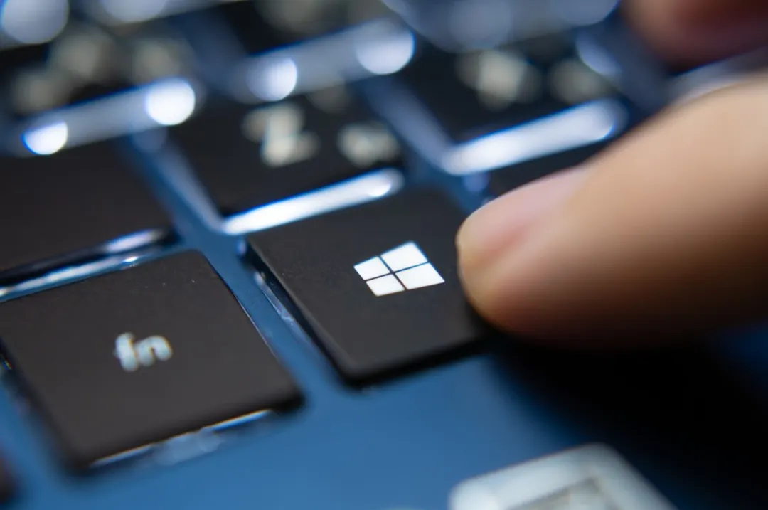 El hotpatching es una tecnología basada en la nube que permite a Windows aplicar parches de seguridad y calidad de manera efectiva.