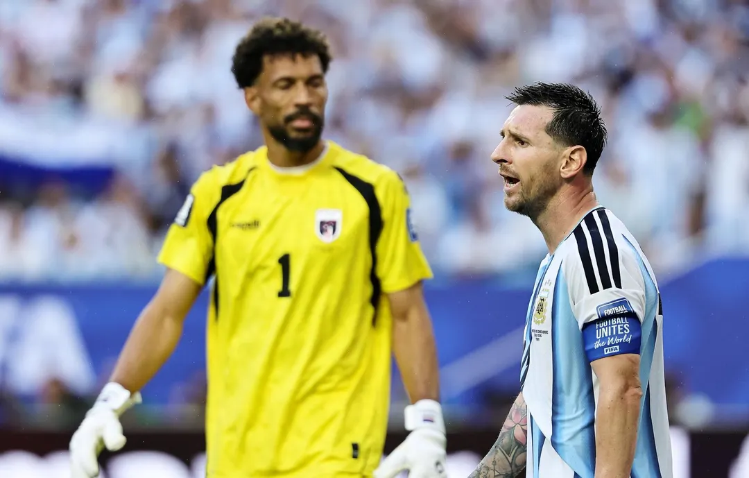 Vozinha y Lionel Messi en Argentina-Cabo Verde.