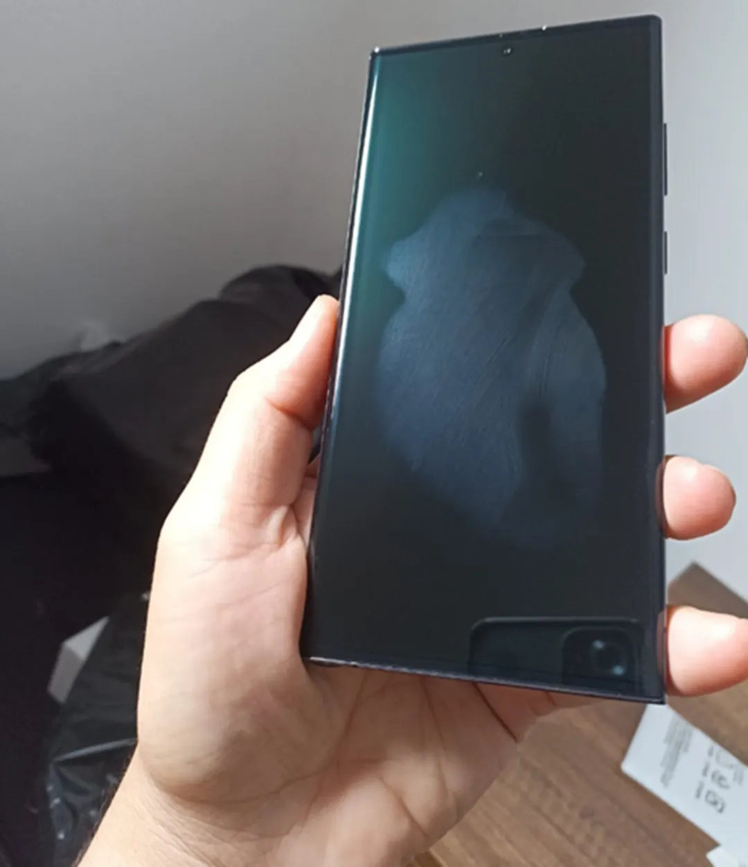 Silicona o plástico: cada tipo de funda aporta beneficios distintos, aunque ninguna está libre de inconvenientes como el polvo y la humedad.