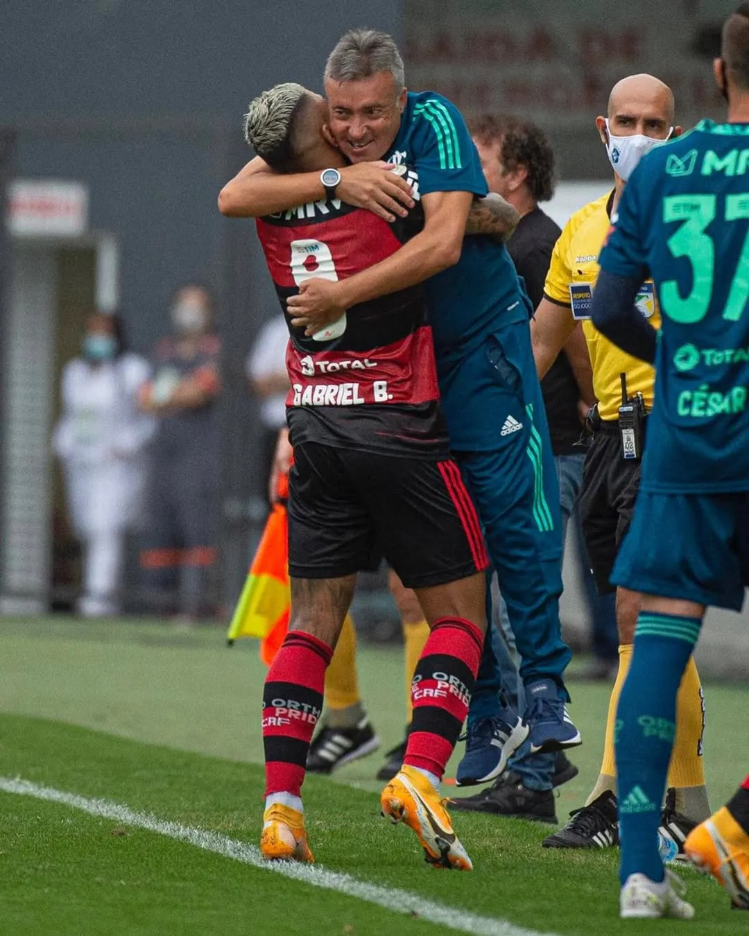 Abrazo de gol con Gabigol en Flamengo.