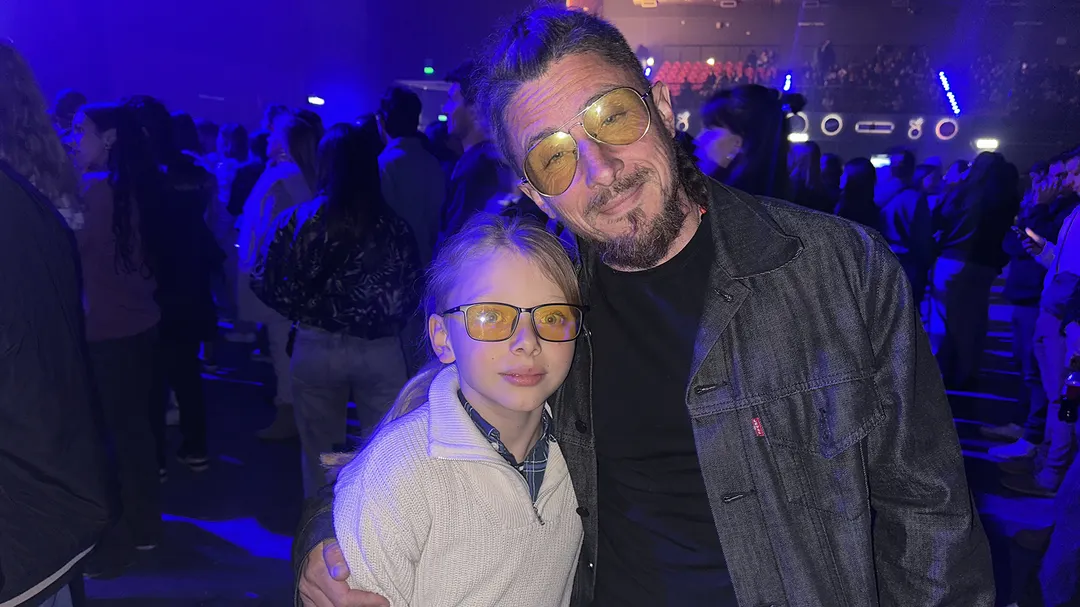 Una salida de padre e hijo: ¡Juan invitó a su papá al recital!