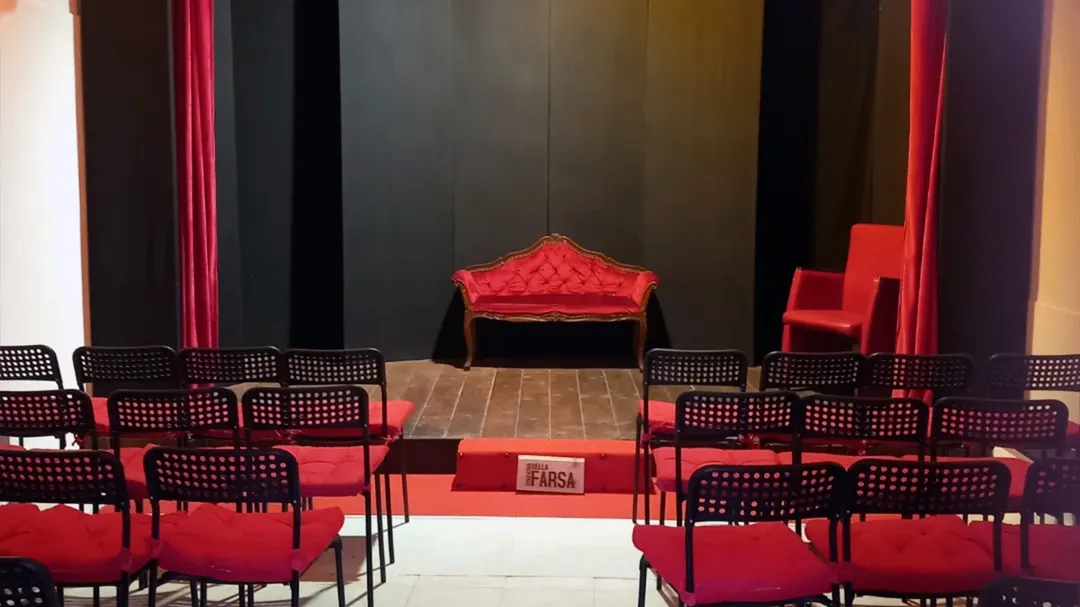 Una idea sencilla: Una persona aporta el valor de una butaca y otra puede ocuparla gratuitamente durante una función. De este modo, La propuesta convierte una entrada de teatro en una forma de colaboración dentro de la comunidad. El asiento puede llevar el nombre de quien realiza el aporte, pero queda disponible para otra persona.