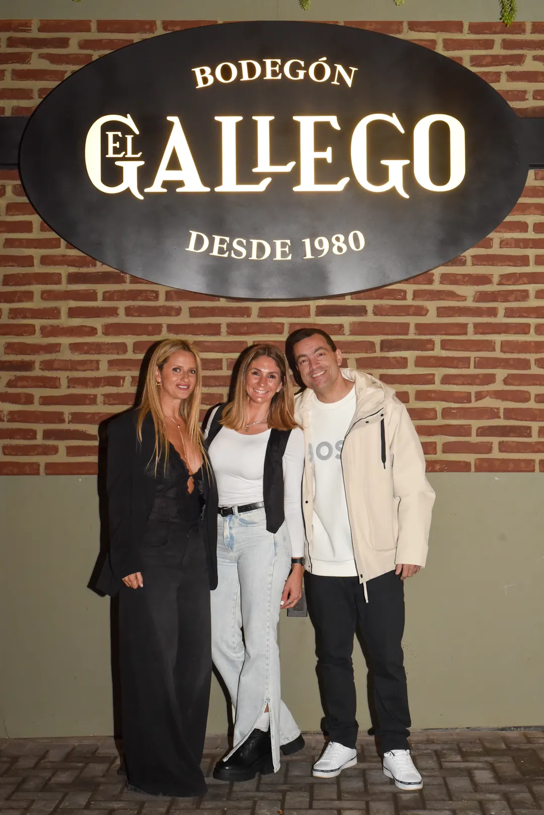 Juli Hinojosa, Daniela Grassino ( la arquitecta del proyecto) y Fede Lama.
