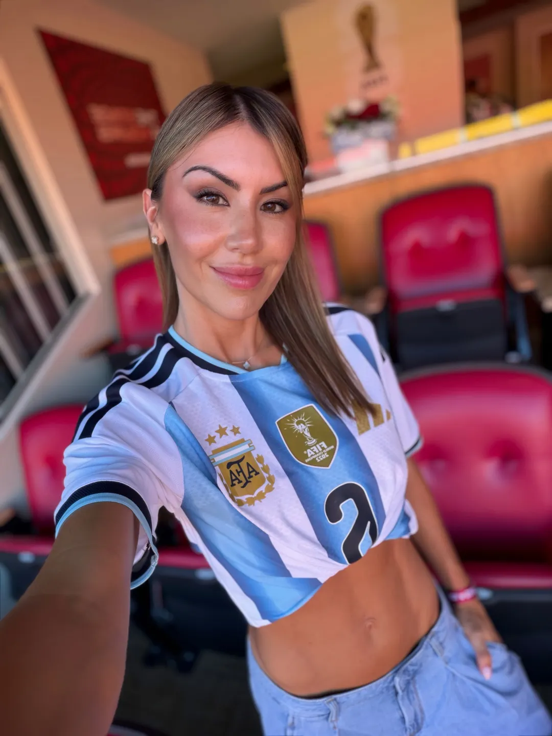 La complicidad entre ambas mujeres se hizo evidente al compartir el palco de la familia Messi durante los partidos clave.
