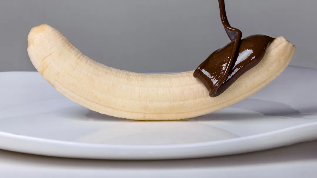Algunas variantes de la receta de bananas bañadas con chocolate incluyen dulce de leche o crema de maní.