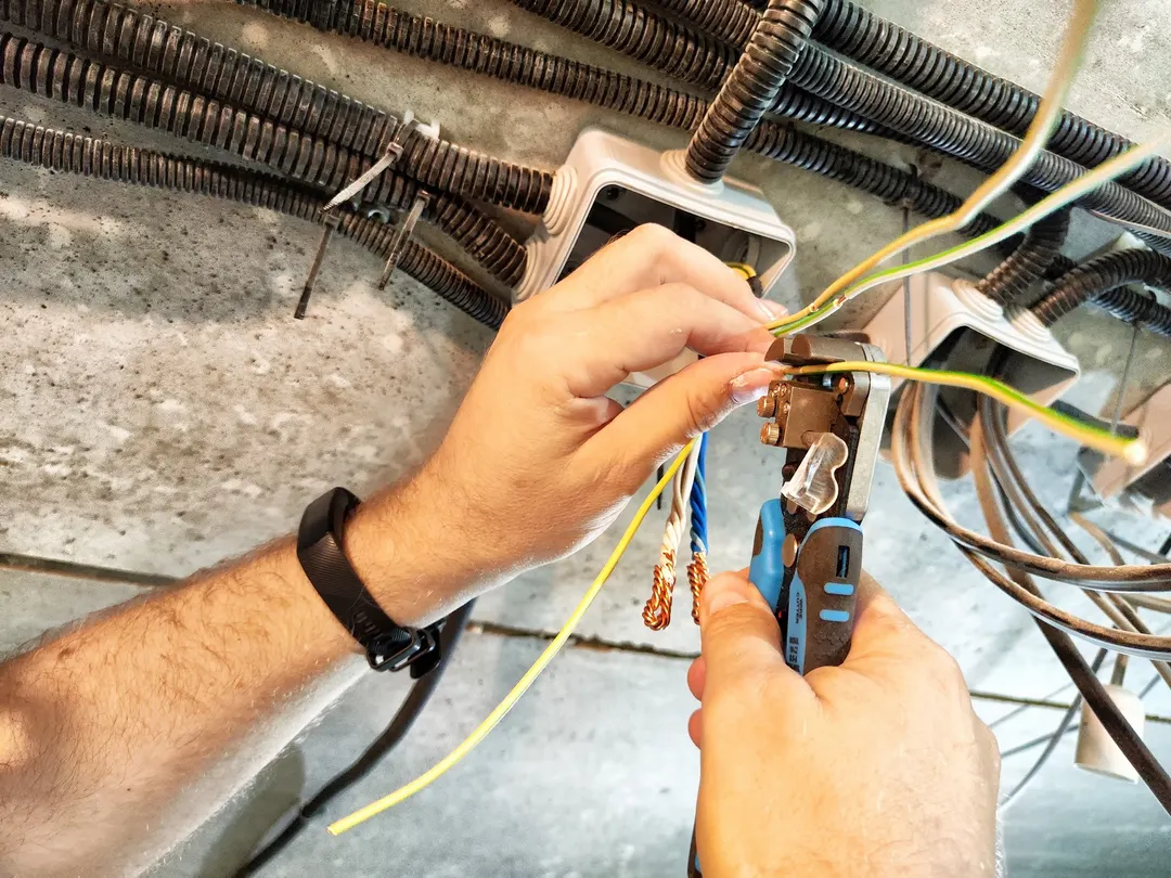Los electricistas seguirán siendo necesarios pese al avance de la inteligencia artificial y la BLS proyecta un fuerte crecimiento del empleo.