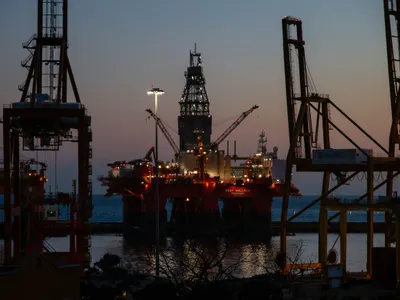 El precio del petróleo Brent se mantiene en US$102 y continúa la tensión en los mercados