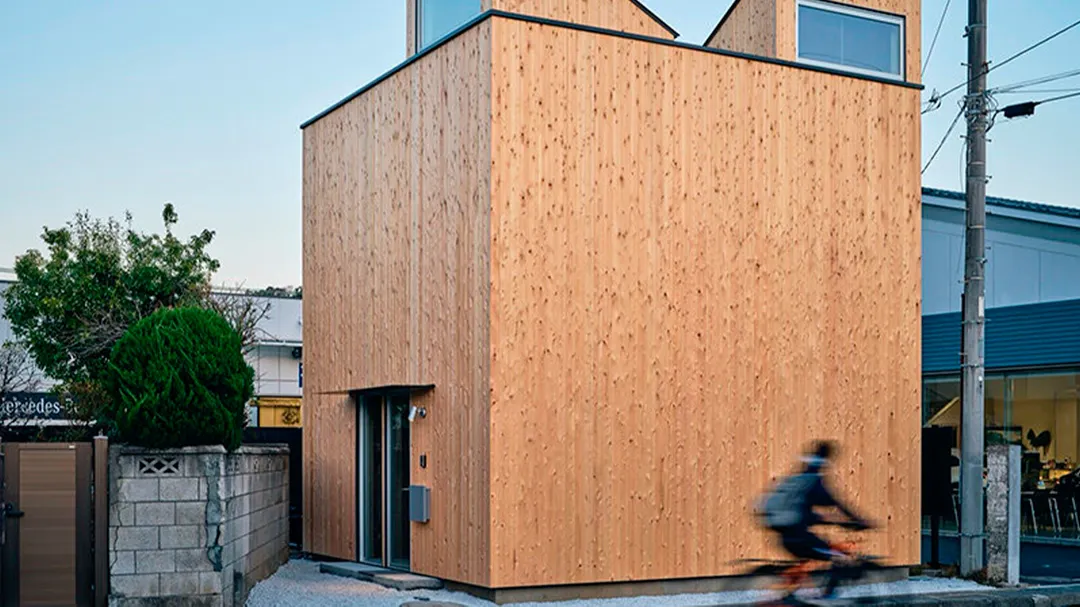El proyecto japonés propone una nueva relación entre arquitectura, materiales y terreno.