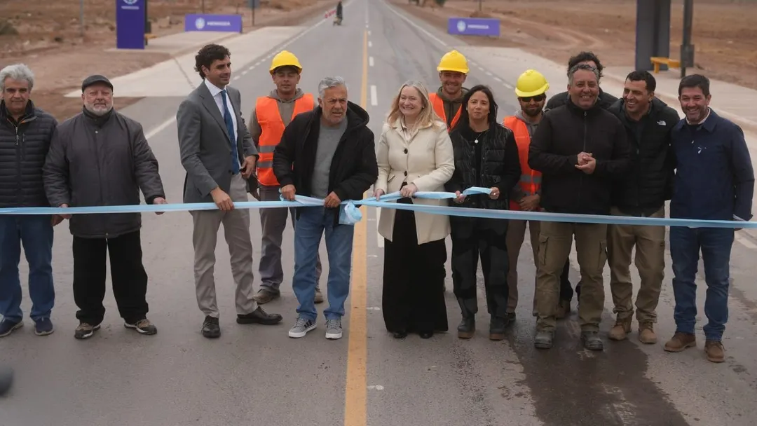 Cornejo inauguró la renovación de la Ruta Provincial 33, una obra clave para la producción y la logística de Mendoza.