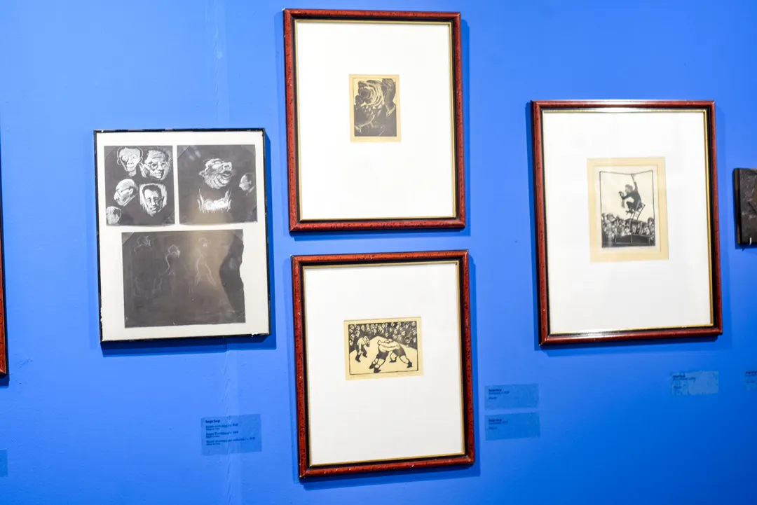 La retrospectiva por sus 130 años incluye bocetos, tacos tallados y documentos que revelan sus vínculos con grandes figuras de la cultura argentina.