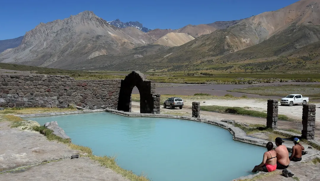 Los turistas se congregan en las aguas termales del tenebroso hotel en ruinas.