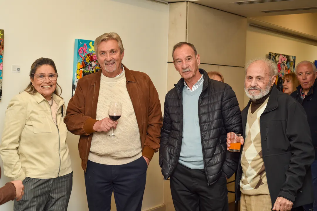 Marina Abraham, Rubén Sánchez y Hugo Sánchez Bolsón y el reconocido maestro de la fotografía Cayetano Arcidiacono.