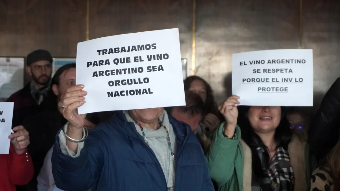 Decenas de trabajadores del Instituto Nacional de Vitivinicultura se reunieron para alertar de su situación.
