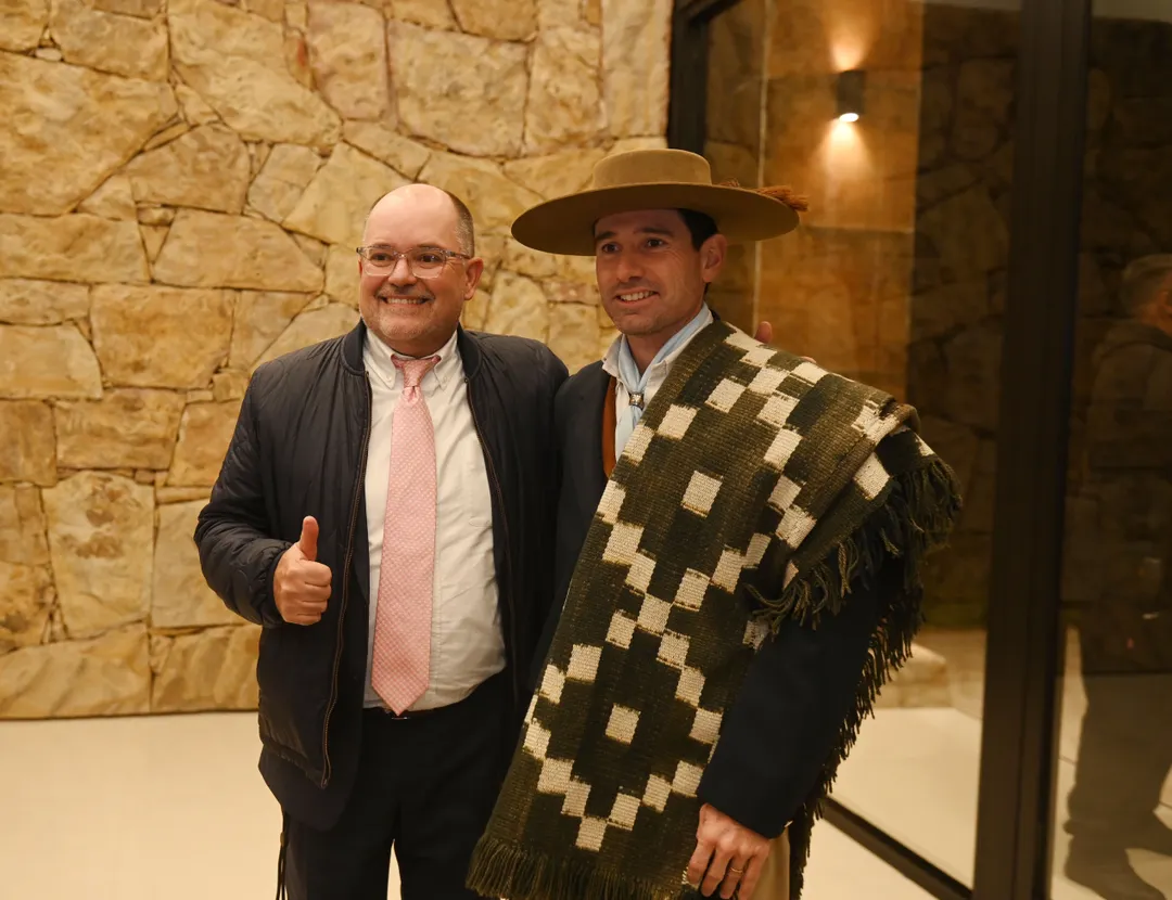 Laurent Bos, vicepresidente de Vinexposium, quedó encantado con la exhibición de caballos.