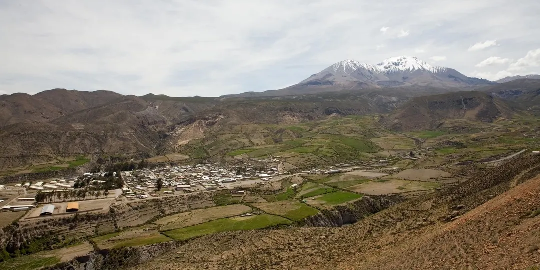 Desde el pueblo se puede llegar a las Termas de Jurasi y continuar hacia el Parque Nacional Lauca y el lago Chungará.