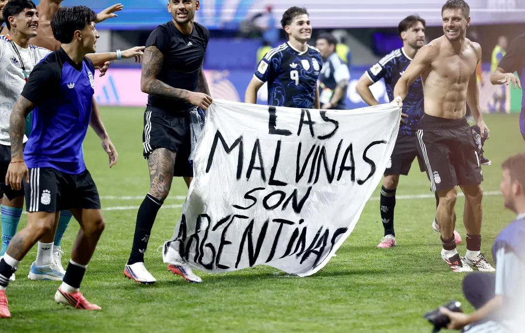 La bandera con la frase 