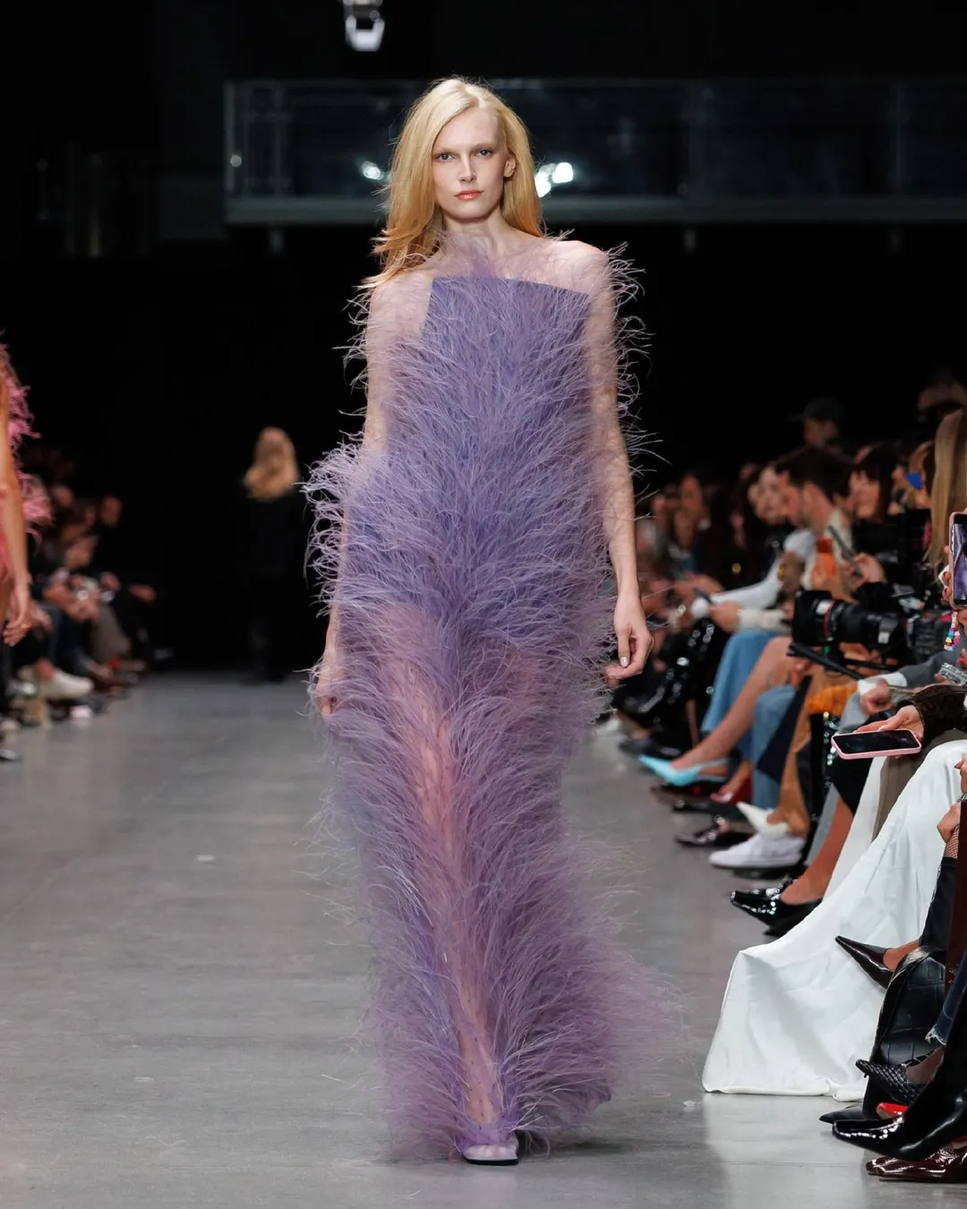 Fevvers: así fueron las plumas de césped que Stella McCartney convirtió en alta costura ética.