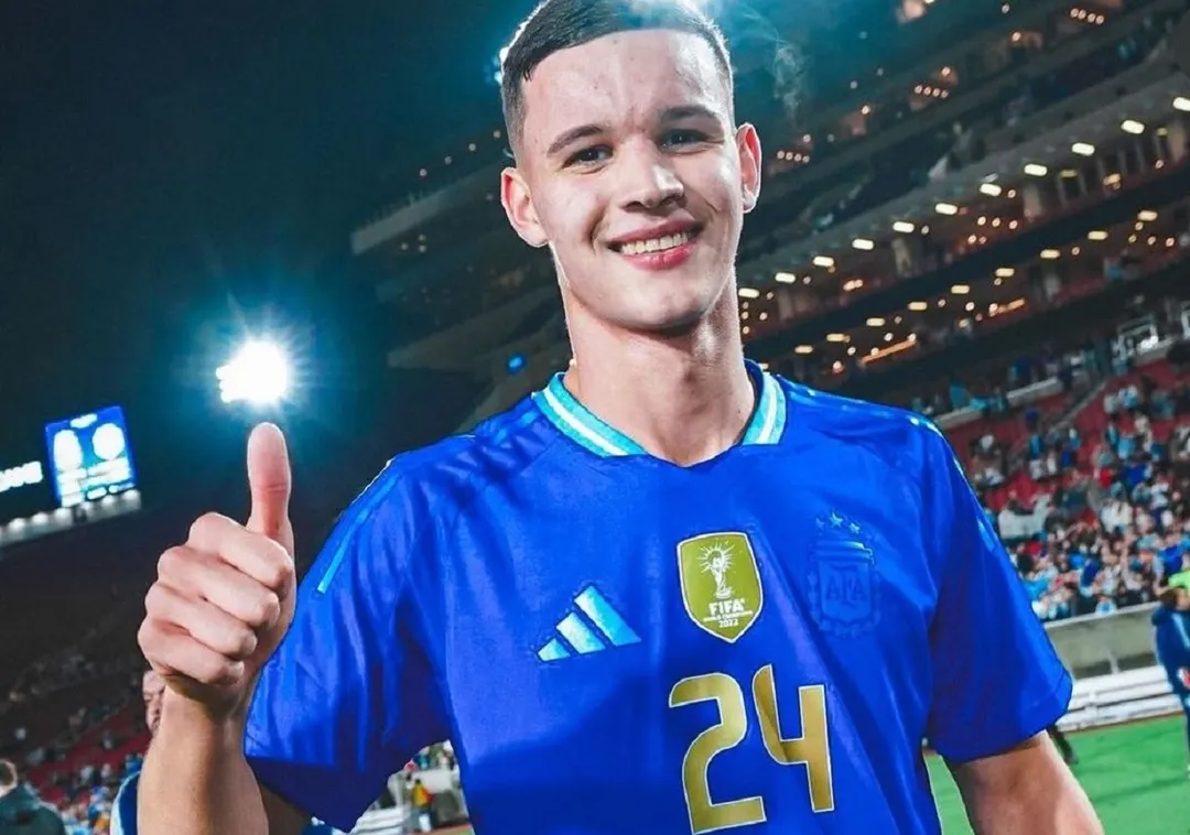 Valentín Carboni, feliz tras sus minutos en Argentina ante Guatemala. Foto: Twitter @gastonedul