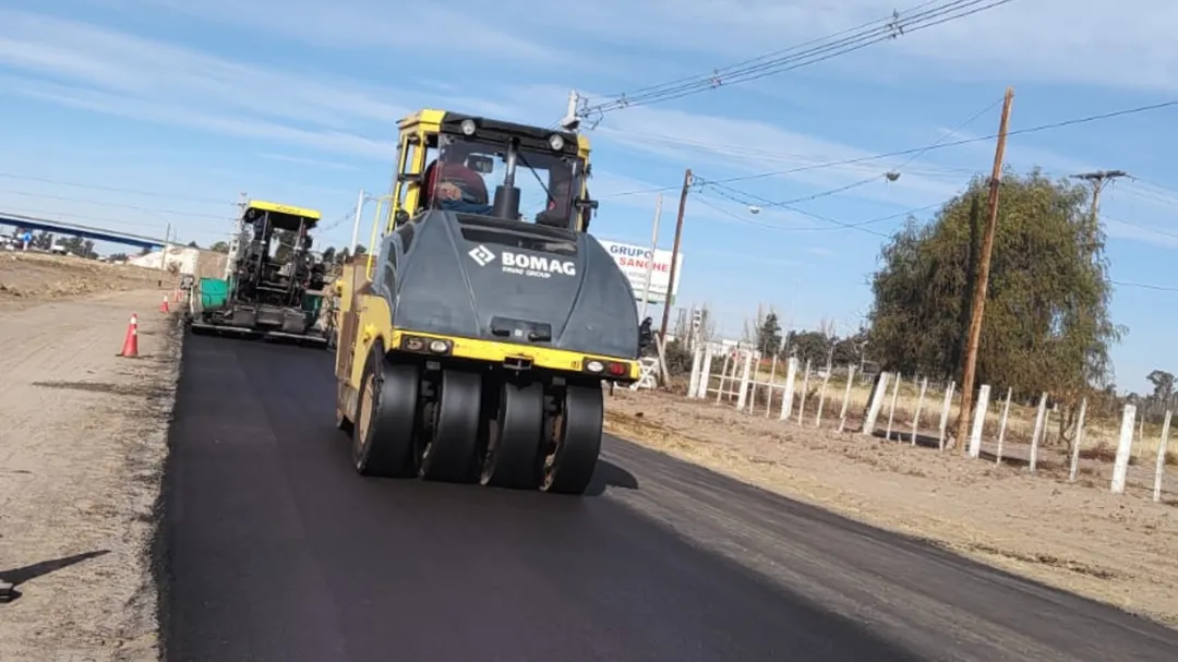 El municipio de San Martín, reasfaltando laterales de la Ruta 7.