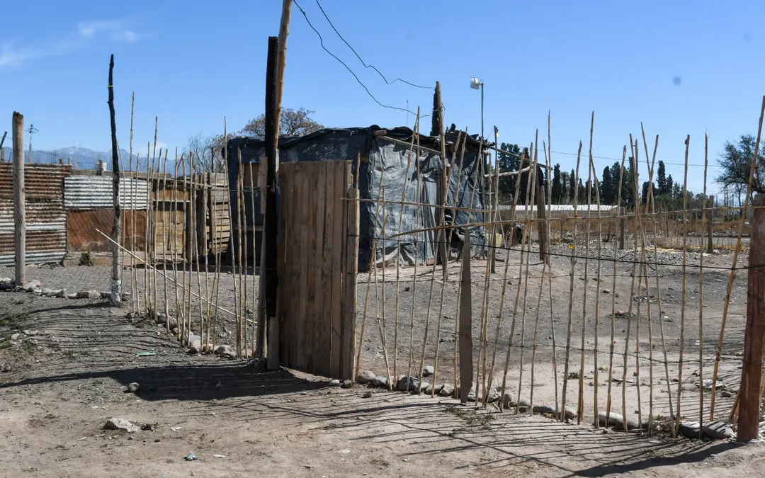 Cerco de entrada de una vivienda en el interior de la villa Junín.