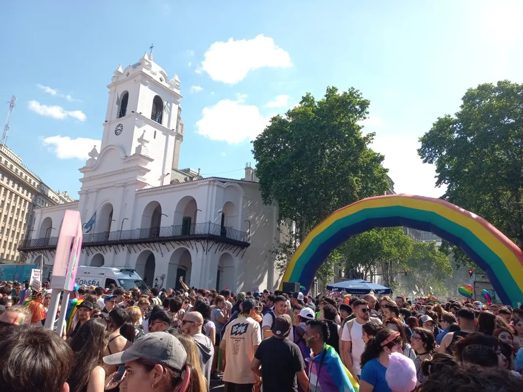 Se prevé que miles de personas se movilicen durante la marcha del orgullo 2026.