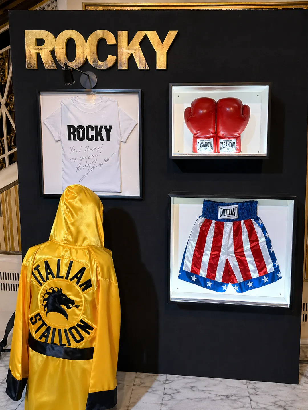 Al ingresar al teatro Lola Membrives, te recibe diversos accesorios de Rocky y una remera autografiada por Lionel Messi.