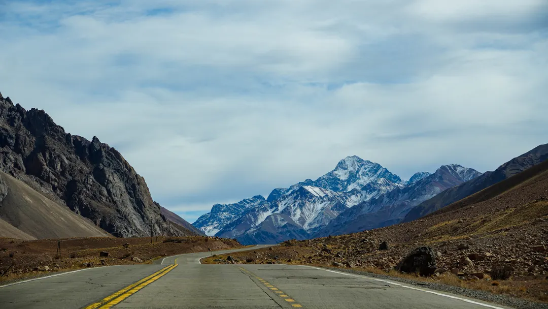 La Ruta Nacional 7 conecta la ciudad con la alta montaña y algunas de las postales más famosas de la Cordillera de los Andes, como el cerro Aconcagua.
