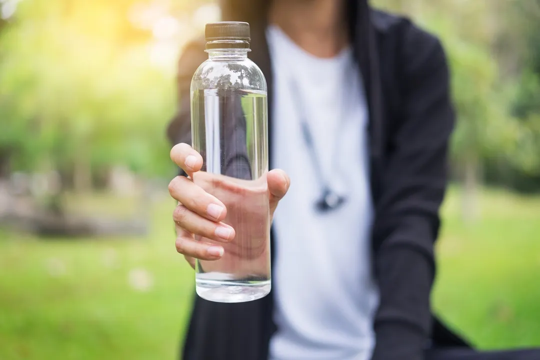 En épocas de calor, las botellas de agua se convierten en una herramienta fundamental del día a día. Foto: shuterstock
