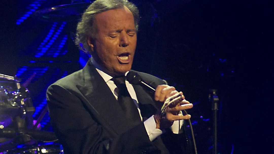 Julio Iglesias enfrenta uno de los momentos más complejos de su carrera debido a denuncias judiciales.