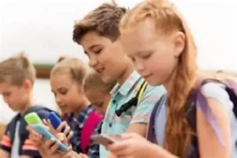 El uso constante del celular acostumbra al cerebro a la gratificación instantánea.