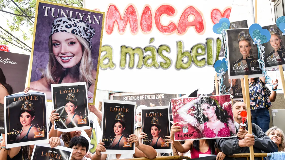 Carteles pintados a mano, fotos y banderas que llegaron desde los puntos más lejanos de la provincia.
