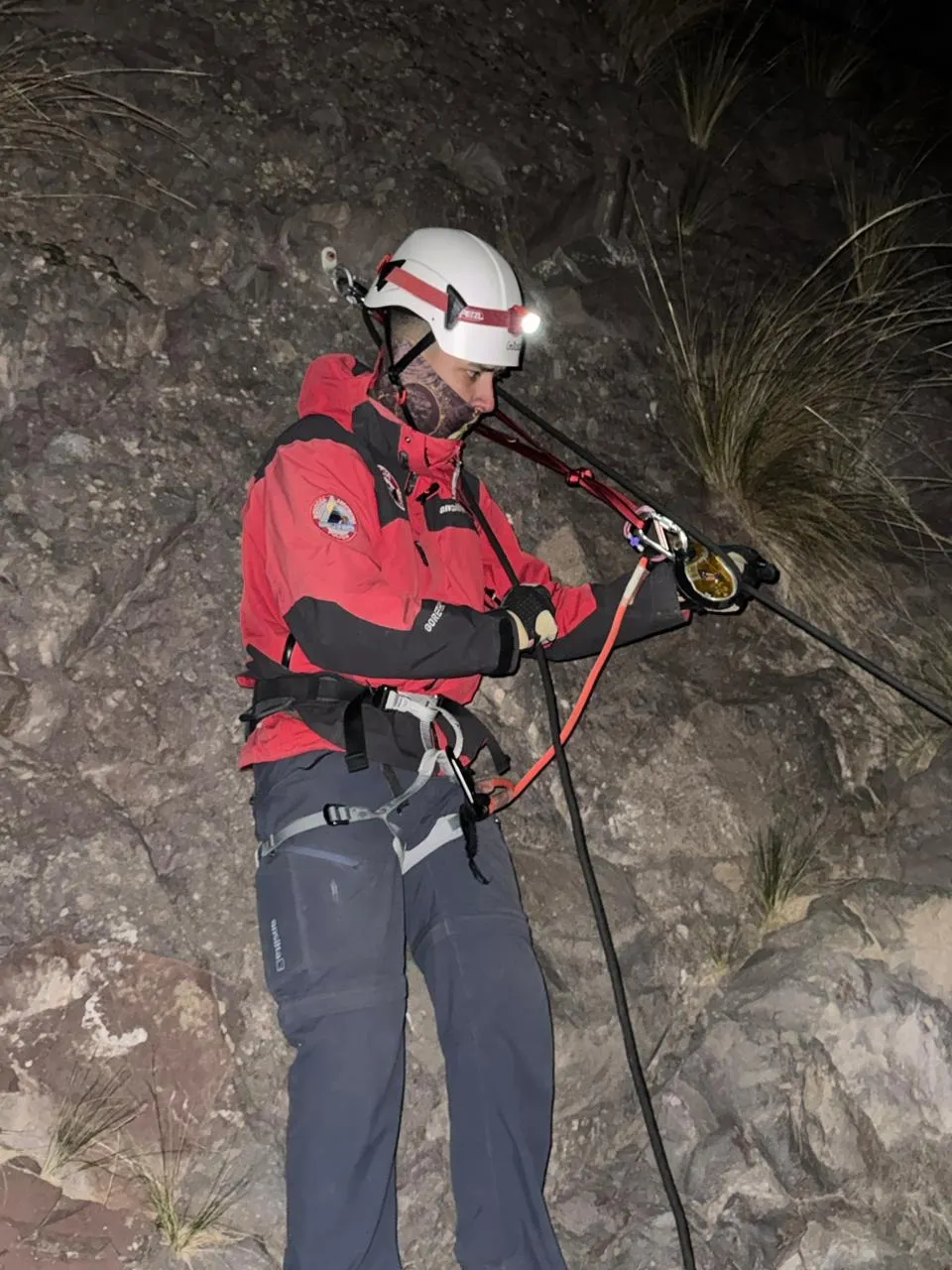 Los excursionistas fueron rescatados y atendidos por miembros de la Patrulla de Rescate.