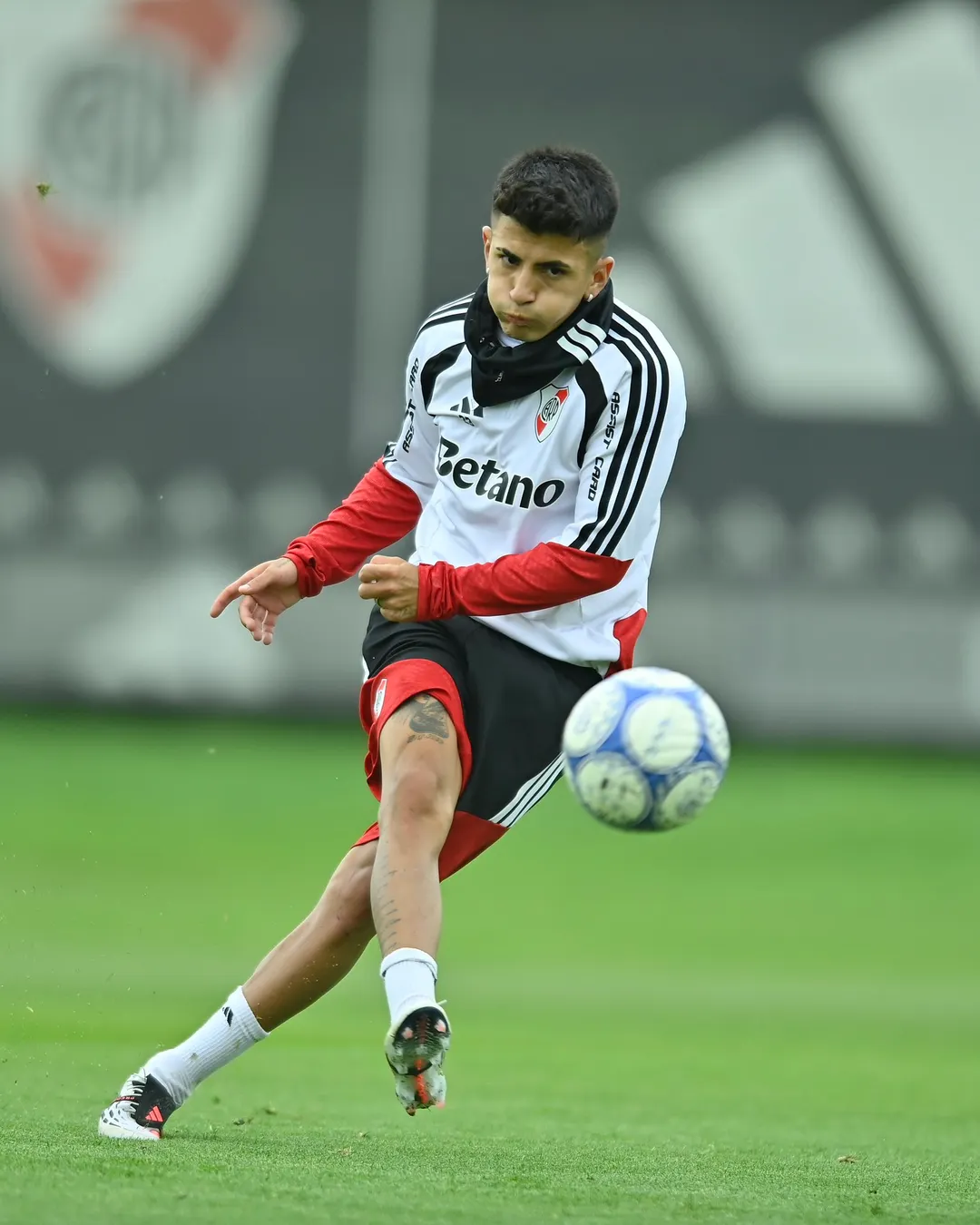 Thiago Almada se metería en el once en lugar de Tomás Galván.