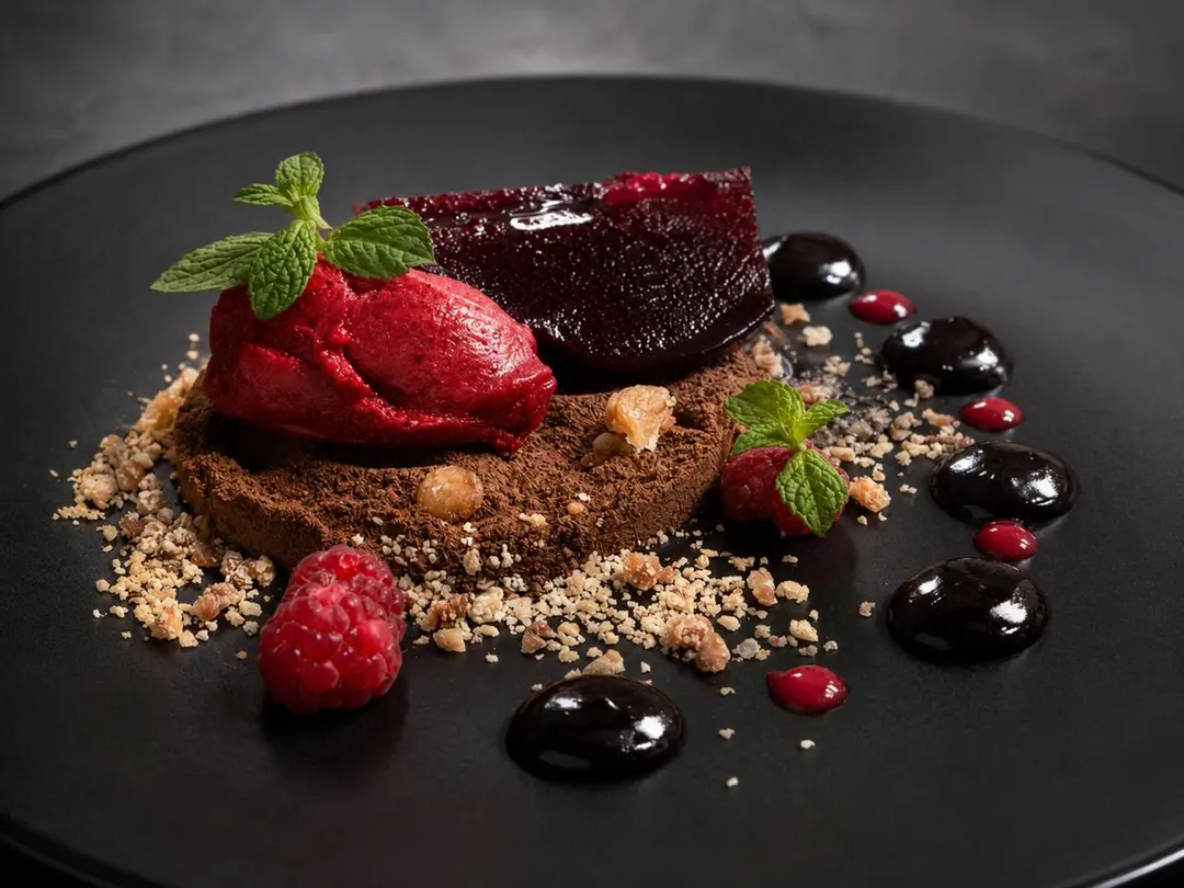 Uno de los platos que posicionó al cocinero mendocino en Neuquén, se trata de un postre que se compone de peras al malbec, helado de mora, frambuesas frescas, gel de malbec, gel de manzana y una base de cacao amargo con harina de almendras y ñaco (harina de trigo tostada).