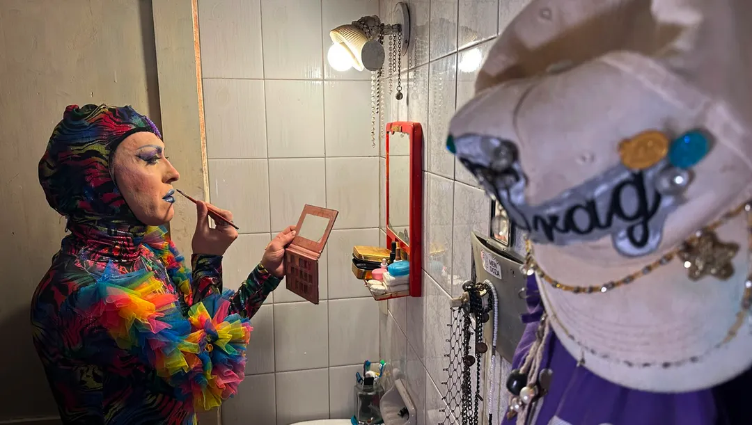 Precisión y creatividad a la hora de plasmar su maquillaje, en el camarín de una disco o en el baño de su departamento.
