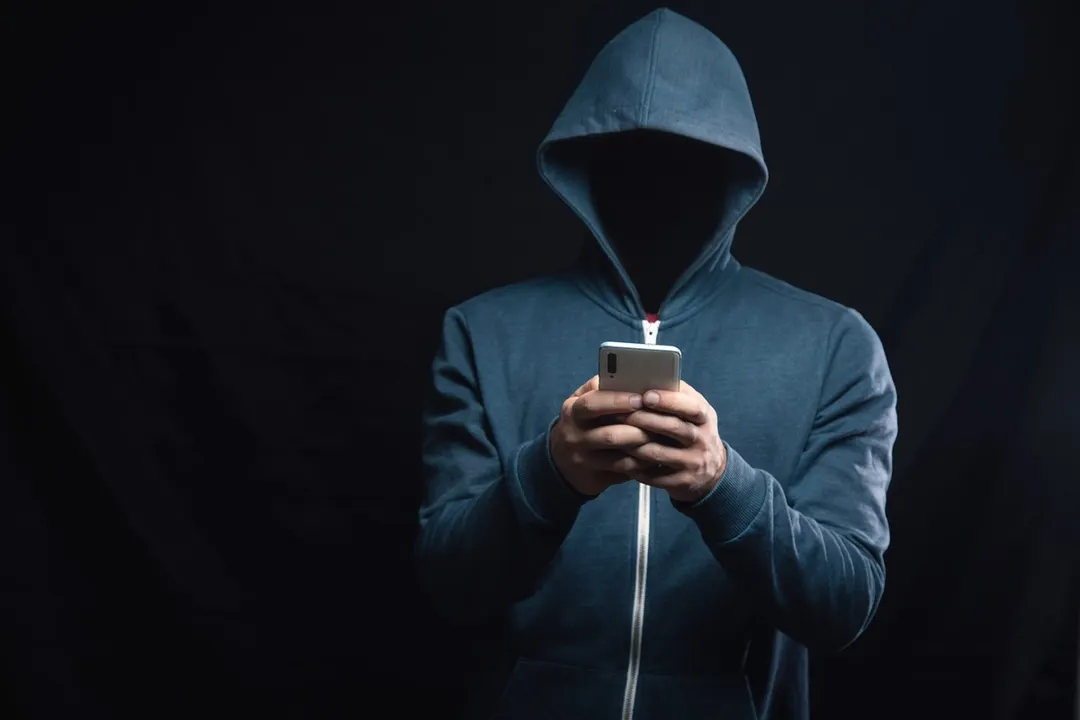 Las herramientas oficiales de Android y iOS ayudan a evitar que logren espiar tu celular.