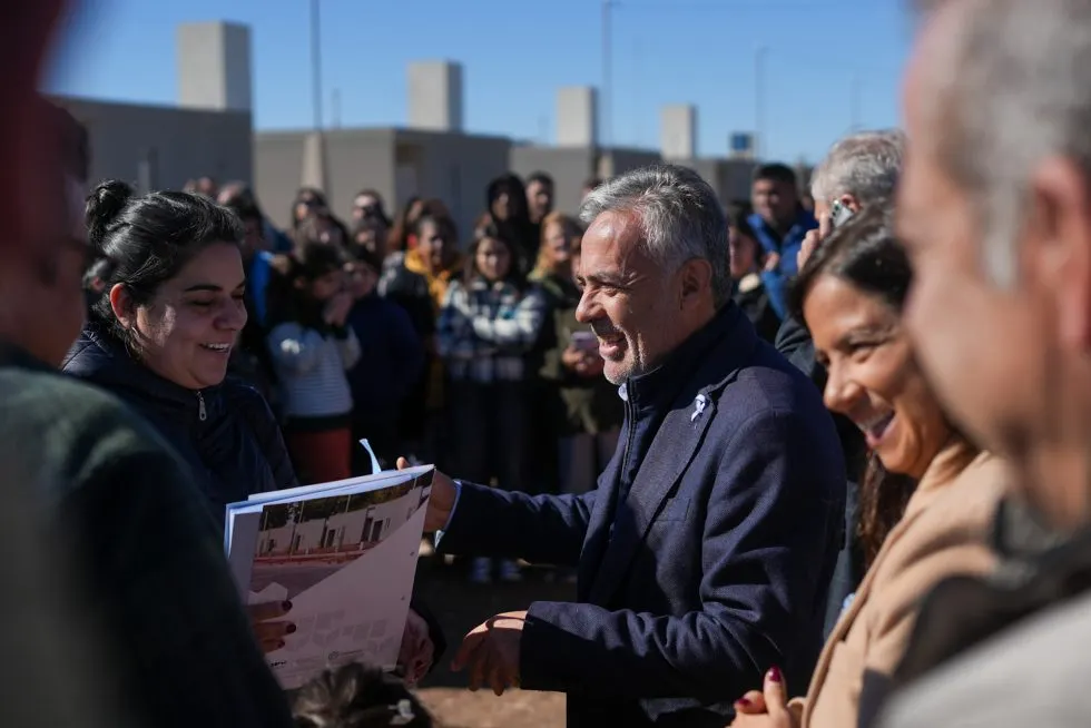 El gobernador Alfredo Cornejo entregó viviendas del IPV en San Martín junto al intendente Raúl Rufeil.