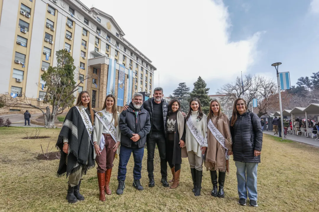 Reinas y funcionarios, en la explanada de la Casa de Gobierno. Foto: Muncipalidad de Mendoza.