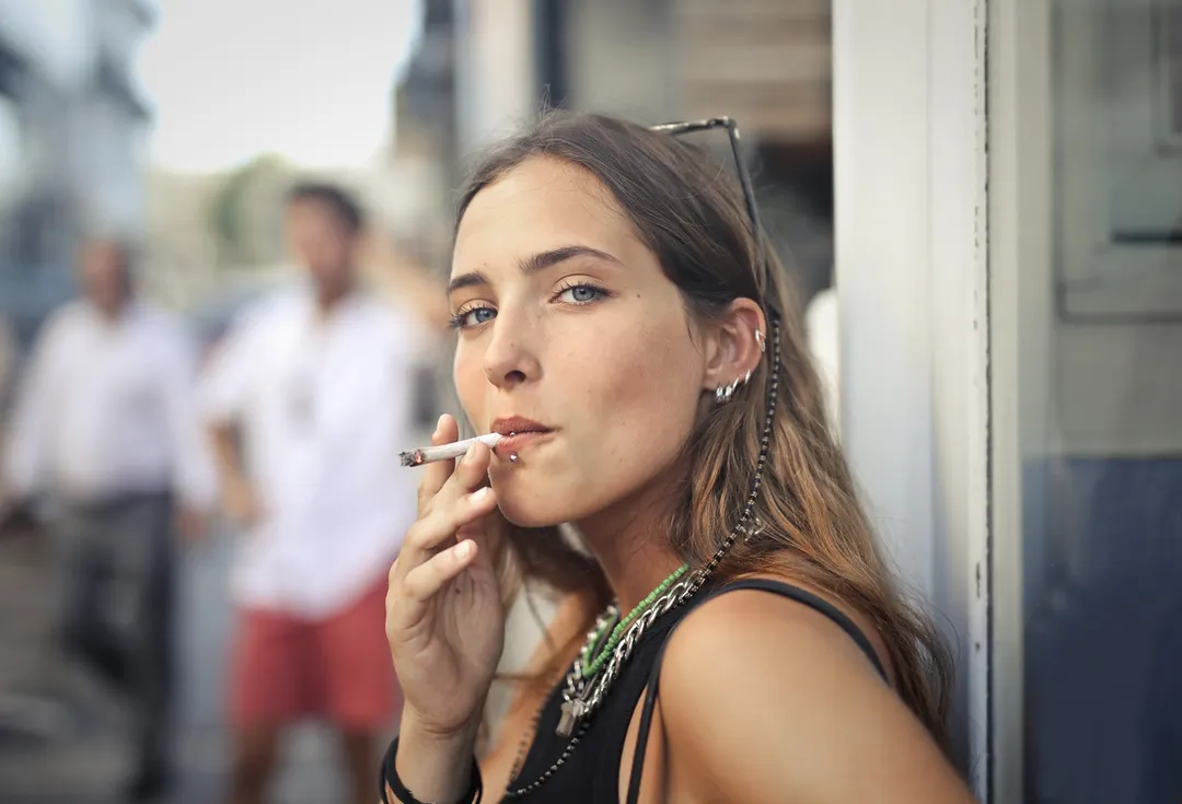 Especialistas advierten que existen múltiples factores socioculturales que inciden en la iniciación temprana del tabaco.