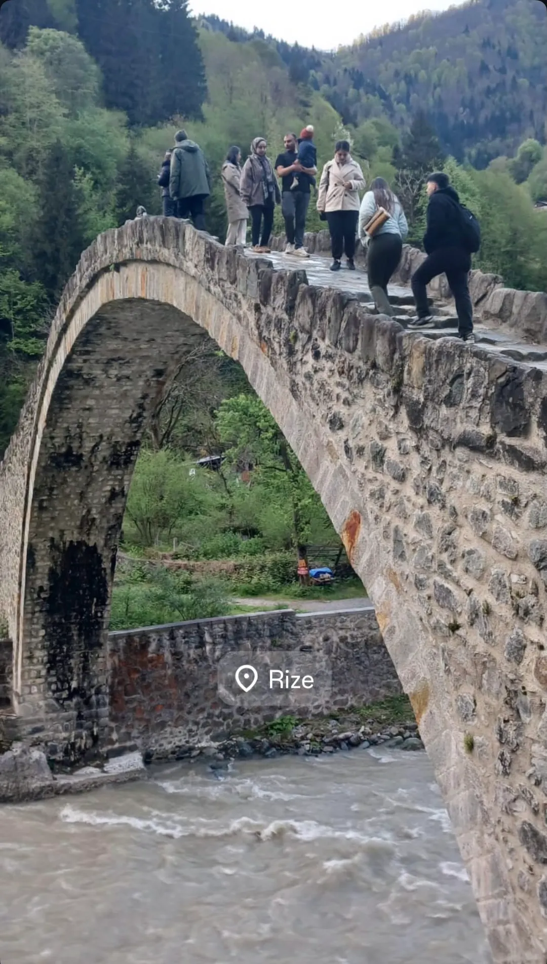 La naturaleza y las construcciones antiguas conviven.