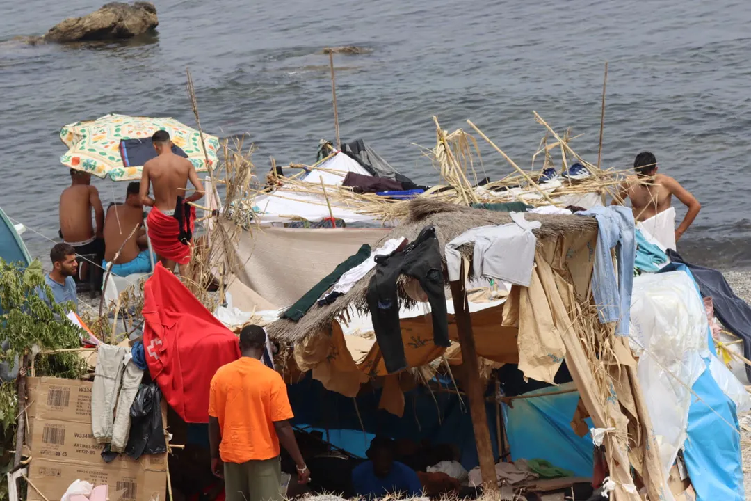 Cañas, cartones y plásticos son utilizados para construir los refugios donde permanecen cientos de migrantes en Ceuta.