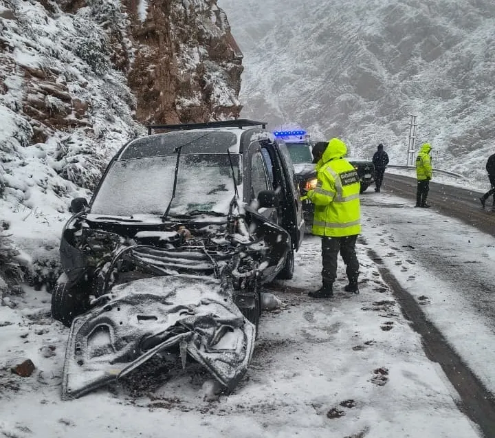 Un fuerte choque en la Ruta 7 terminó con un camión volcado y dos heridos. 