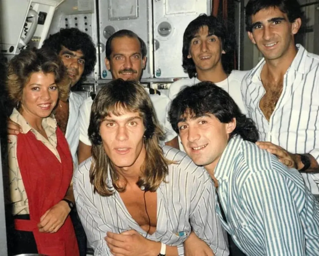 Hugo Lamadrid con compañeros, entre ellos Gustavo Costas.
