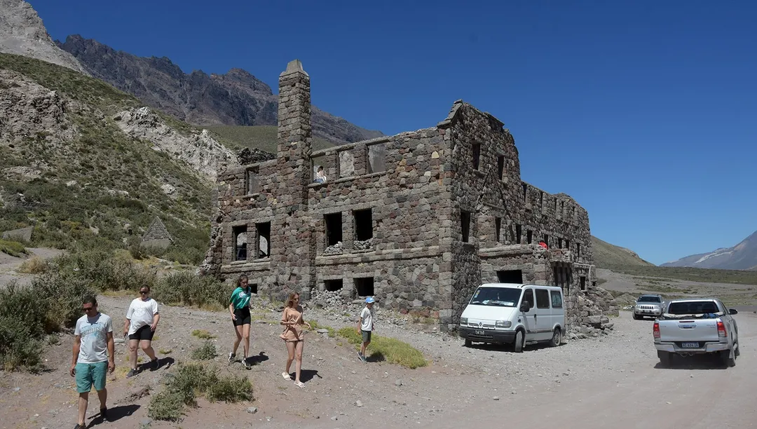 El emblemático hotel de piedra hoy se encuentra en gran parte reducido a escombros, mientras que los espacios que se mantienen en pie representan un grave riesgo para los visitantes.